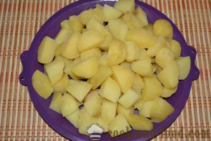Varené zemiaky v šupke na panvici vyprážané - lahodný pokrm z varených zemiakov v šupke na ozdobu