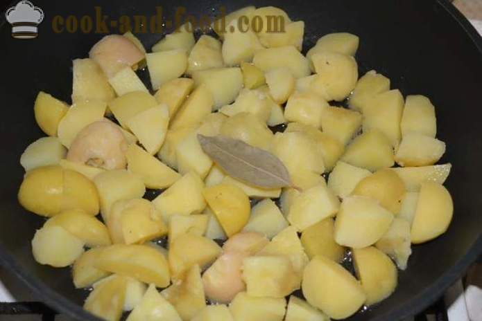 Varené zemiaky v šupke na panvici vyprážané - lahodný pokrm z varených zemiakov v šupke na ozdobu