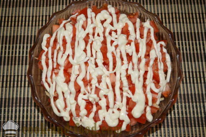 Šalát s krabie tyčinky, paradajky, syr a vajcia - ako variť lahodný šalát z krabích tyčiniek, krok za krokom recept fotografiách
