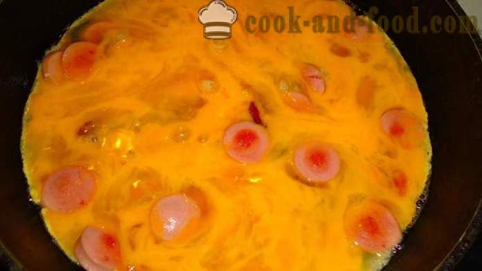 Veľké vyprážané vajcia s párkami z pštrosie vajcia - ako variť omeletu z pštrosie vajcia krok za krokom recept fotografiách