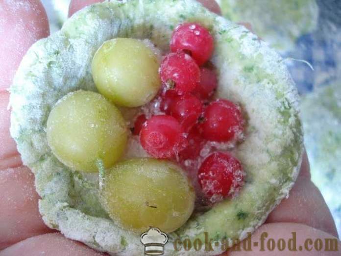 Nadýchané knedle s mrazené jahody - ako variť knedle s ovocím na paru, sa krok za krokom recept fotografiách