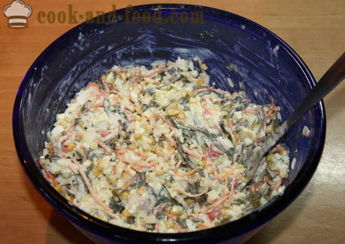 Jednoduchý šalát s morskými riasami, vajcom a krabov palochkami- ako pripraviť šalát s morskými riasami, krok za krokom recept fotografiách