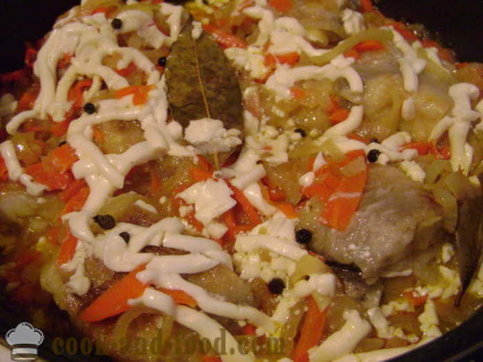 Lahodný recept brotoly dusené s cibuľou a zeleninou - varenie brotola ryby s majonézou, krok za krokom recept fotografiách