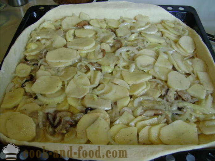 Droždie koláč so zemiakmi a huby - ako variť koláč s hubami a zemiakmi, sa krok za krokom recept fotografiách