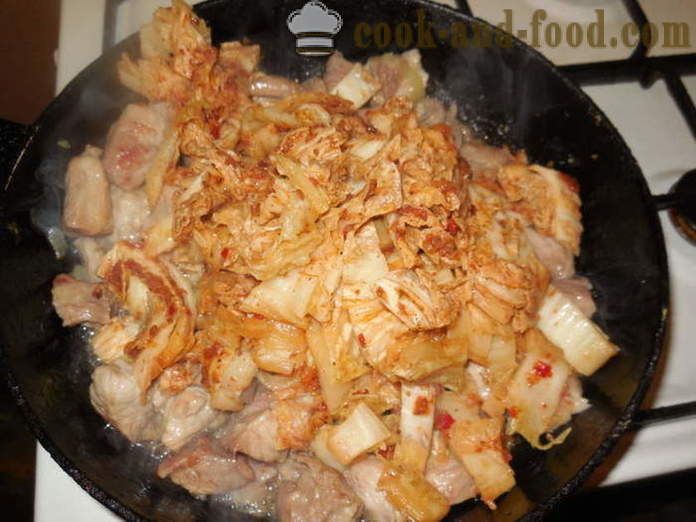 Bravčové mäso s kimchi v kórejčine - kimchi ako poter s mäsom, krok za krokom recept fotografiách