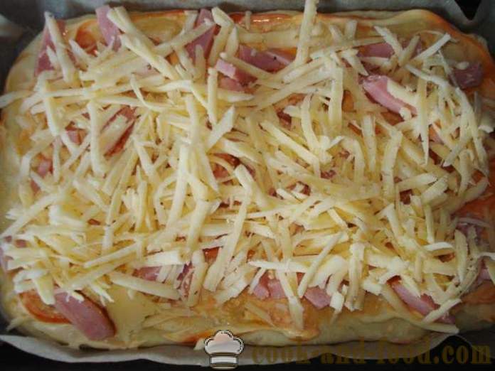 Domáce pizza s klobásou a syrom v rúre - ako sa robí pizza doma, krok za krokom recept fotografiách