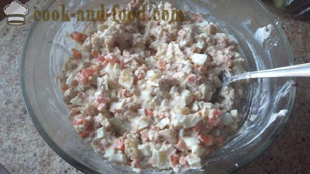 Šalát z tuniaka s vajcom a zemiakmi - ako pripraviť šalát z tuniaka v konzerve, krok za krokom recept fotografiách