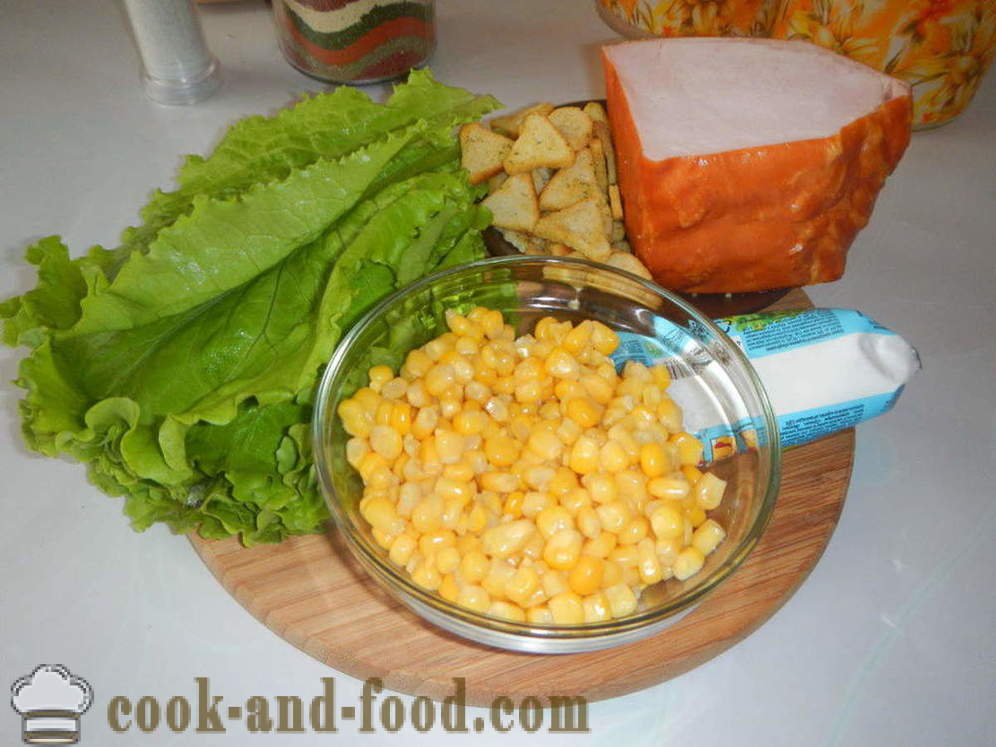 Lahodný šalát s krutónmi a kukurice - Ako rýchlo pripraviť šalát s krutónmi a kukurice krok za krokom recept fotografiách