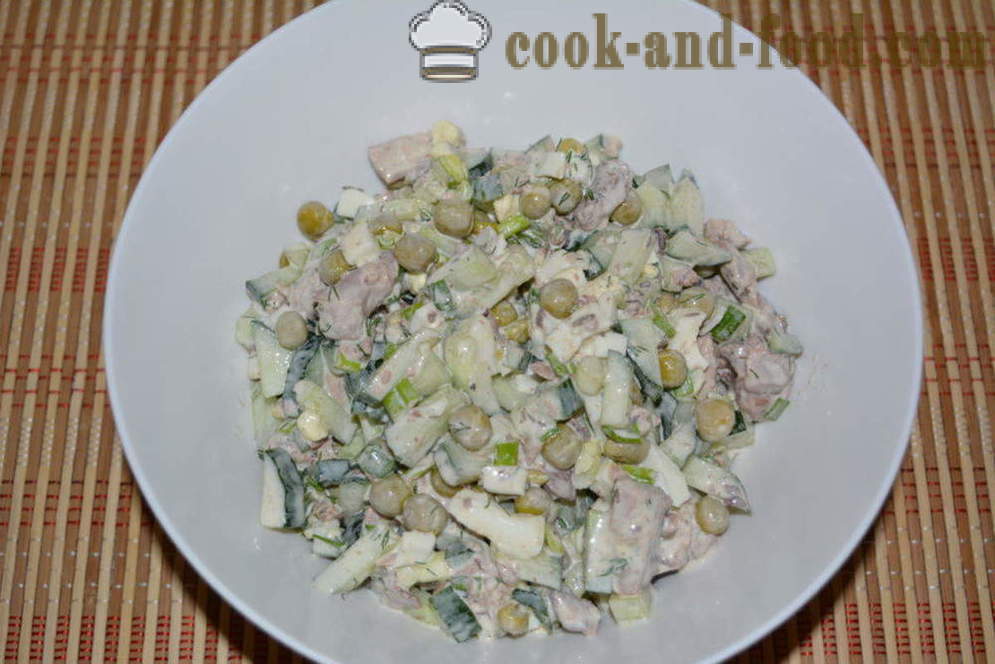 Šalát s konzervovaného tuniaka a majonézy - ako pripraviť šalát s konzervovaného tuniaka, krok za krokom recept fotografiách
