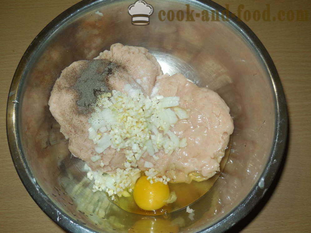 Parné mäso roláda s prepeličími vajíčkami - ako variť sekaná s vajcami pre pár, sa krok za krokom recept fotografiách
