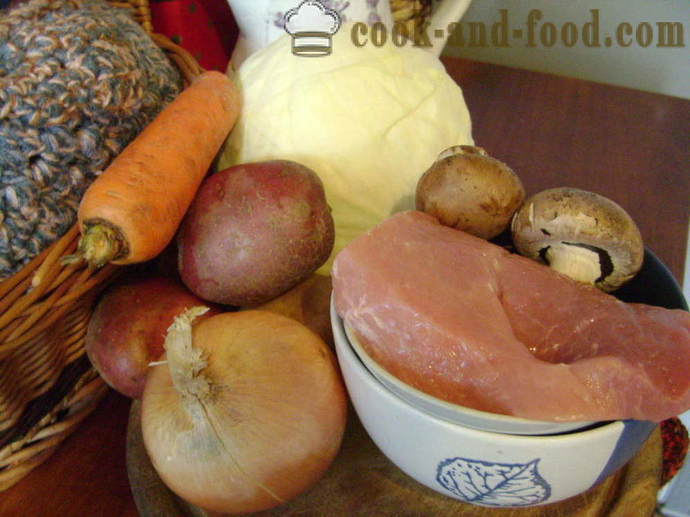 Dusené kapusta s zemiaky, kuracie mäso a huby - ako chutí variť dusené kapustu, krok za krokom recept fotografiách