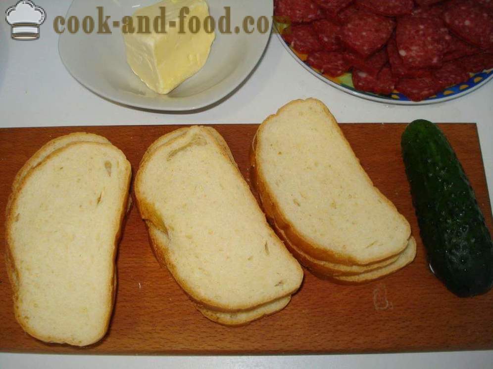 Sendviče s klobásou, syrom a uhorkou - ako robiť sendvič s klobásou a syrom, sa krok za krokom recept fotografiách