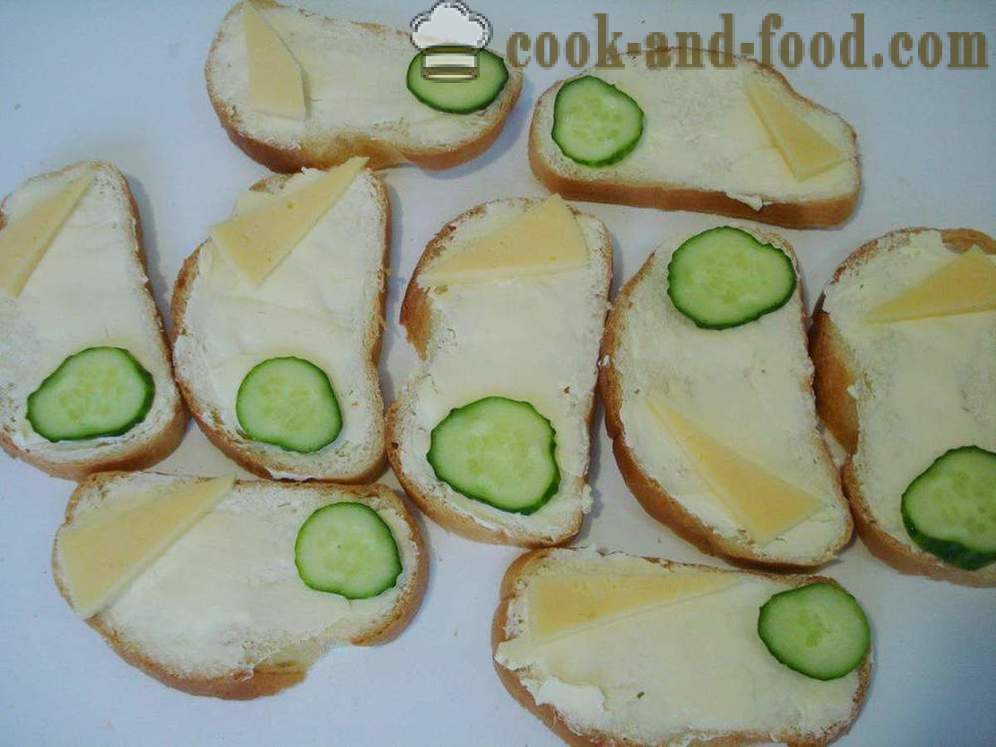 Sendviče s klobásou, syrom a uhorkou - ako robiť sendvič s klobásou a syrom, sa krok za krokom recept fotografiách