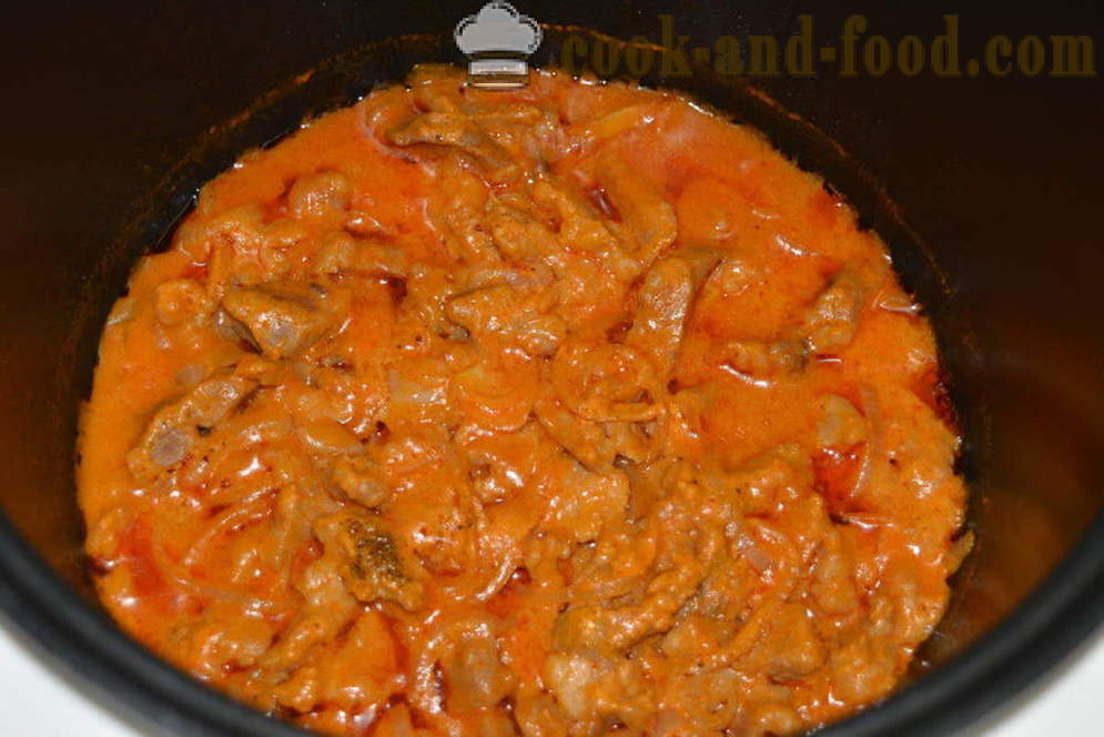 Bravčové Stroganoff s kyslou smotanou a paradajkovým pretlakom - Ako variť hovädzie Stroganoff s omáčkou v multivarki krok za krokom recept fotografiách