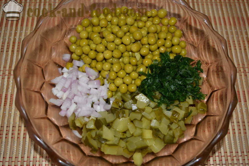 Šalát s nakladanú zeleninou a zeleným hráškom v zhone - ako variť lahodný šalát z nakladaných uhoriek a hrachu, krok za krokom recept fotografiách