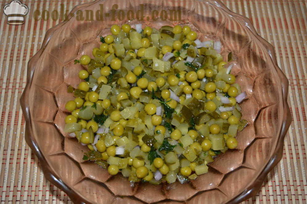 Šalát s nakladanú zeleninou a zeleným hráškom v zhone - ako variť lahodný šalát z nakladaných uhoriek a hrachu, krok za krokom recept fotografiách