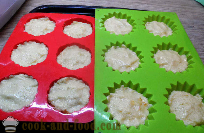 Jednoduché koláče na jogurtom alebo kyslou smotanou s krupicou - Ako sa robí cupcakes v plechovkách krok za krokom recept fotografiách