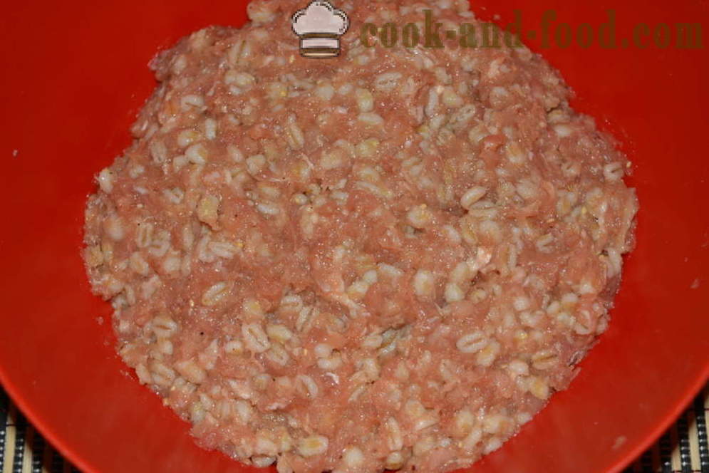 Karbonátky z mletého mäsa s jačmeňa v rúre - ako variť karbonátky s omáčkou, krok za krokom recept fotografiách