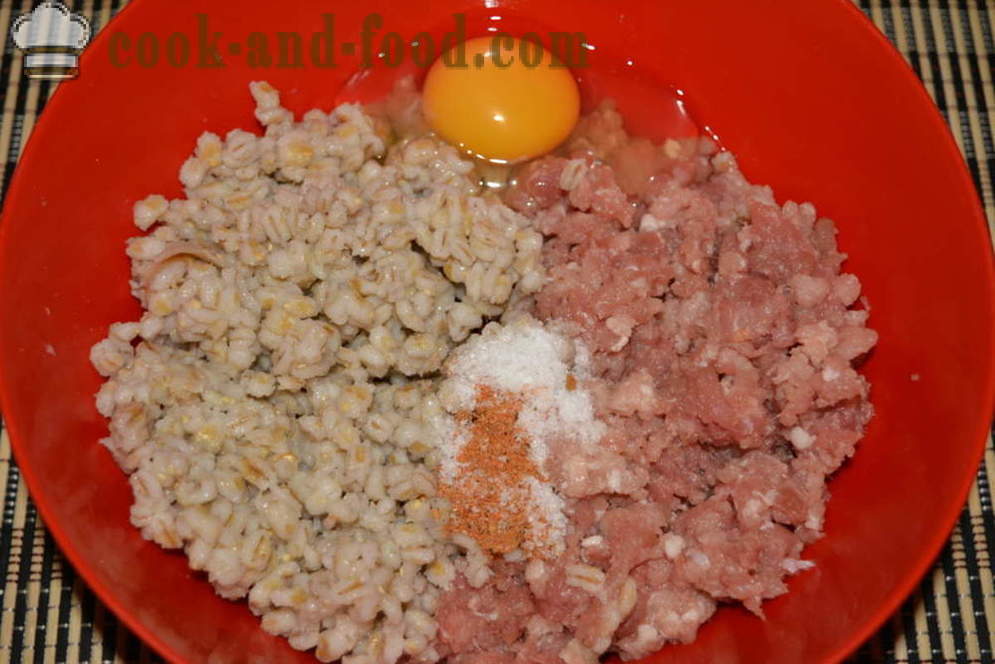 Karbonátky z mletého mäsa s jačmeňa v rúre - ako variť karbonátky s omáčkou, krok za krokom recept fotografiách