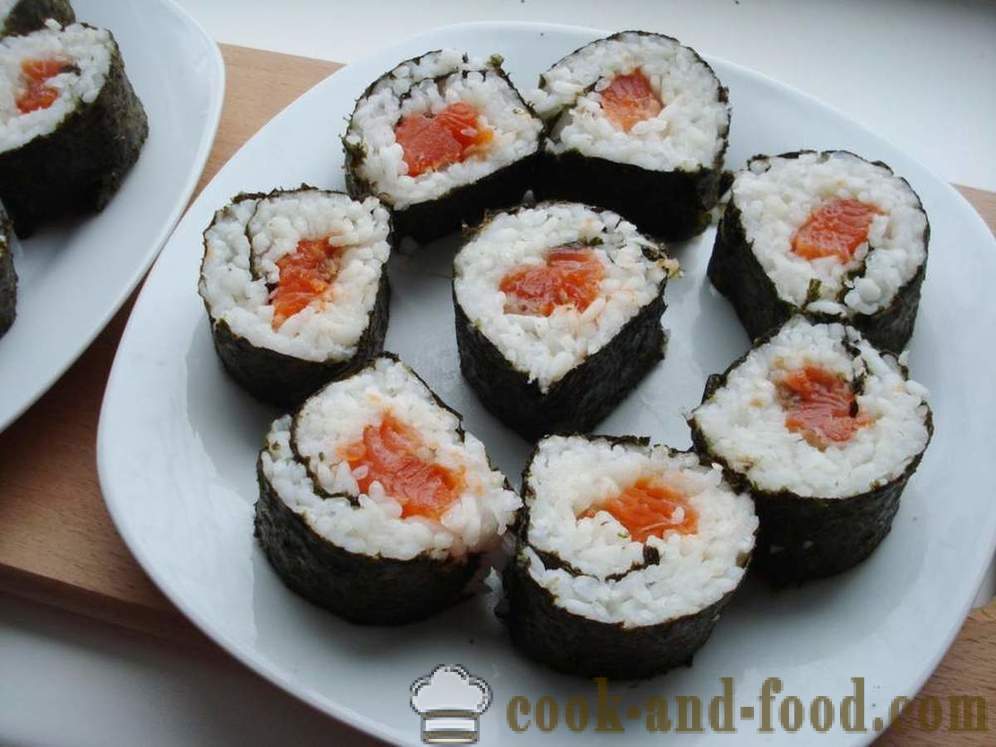 Sushi s ryžou a červené ryby - ako variť sushi doma krok za krokom recept fotografiách