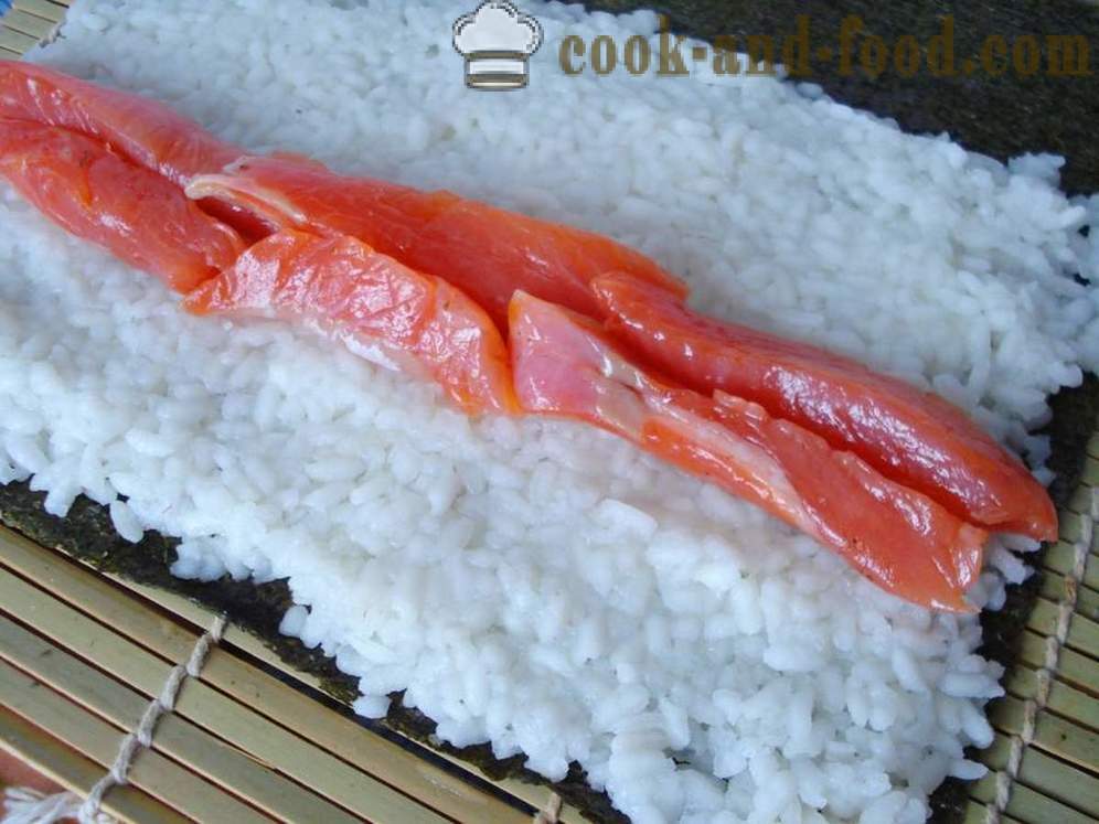 Sushi s ryžou a červené ryby - ako variť sushi doma krok za krokom recept fotografiách