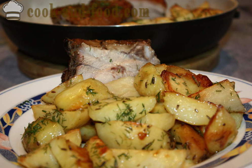 Slanina, pečené v rúre so zemiakmi - ako upiecť chutné hruďou v peci, sa krok za krokom recept fotografiách