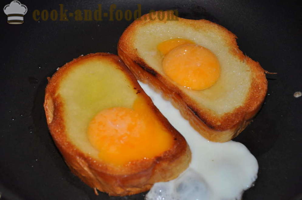 Nezvyčajné vajcia v bochníku v panve - ako vytvoriť neobvyklé vajcia, krok za krokom recept fotografiách