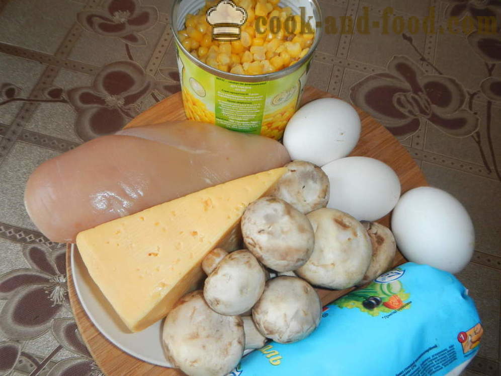 Šalát vrstiev: kuracie mäso, huby, syry a vajcia - ako vyložiť šalátom vrstvy, krok za krokom recept fotografiách