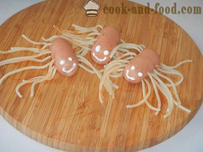 Chobotnica údenín a špagety - ako variť špagety s párky pre deti, krok za krokom recept fotografiách