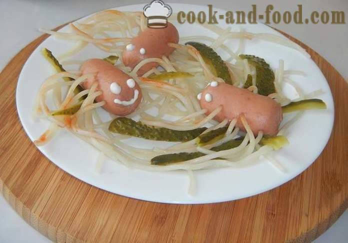 Chobotnica údenín a špagety - ako variť špagety s párky pre deti, krok za krokom recept fotografiách