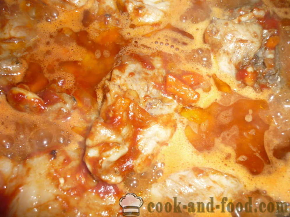 Dusené kuracie v paradajkovej omáčke - oboje lahodný variť kuracie guláš, krok za krokom recept fotografiách