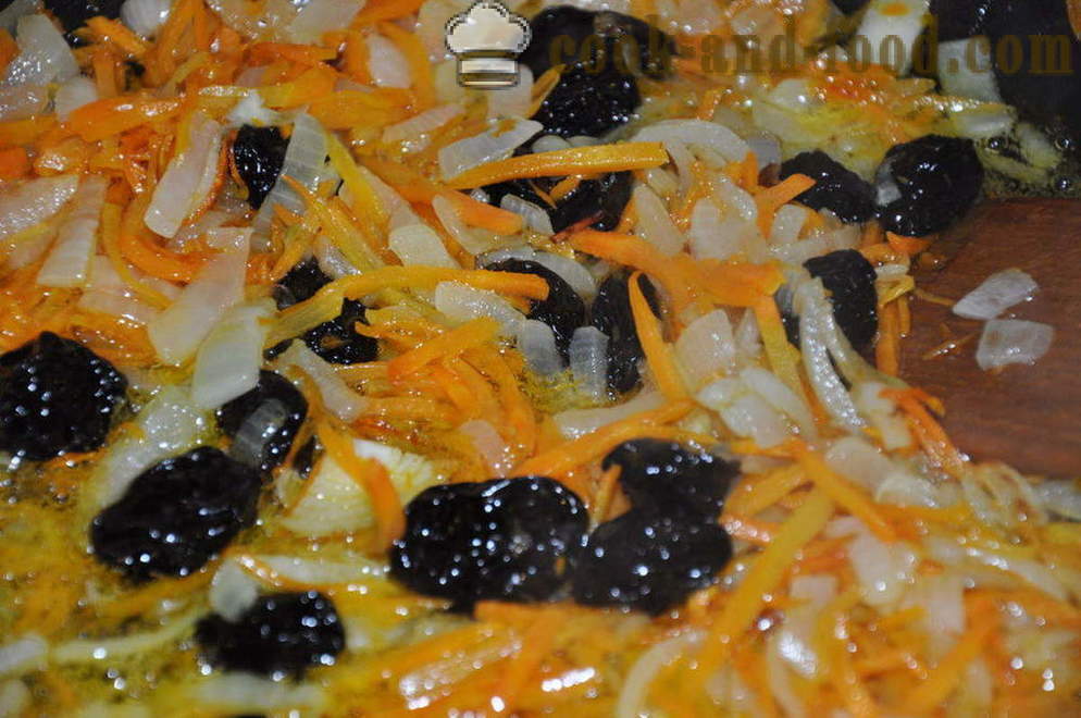 Lahodné dusené kapusty so sušenými slivkami na panvici - Ako variť dusené kapustu so sušenými slivkami, krok za krokom recept fotografiách
