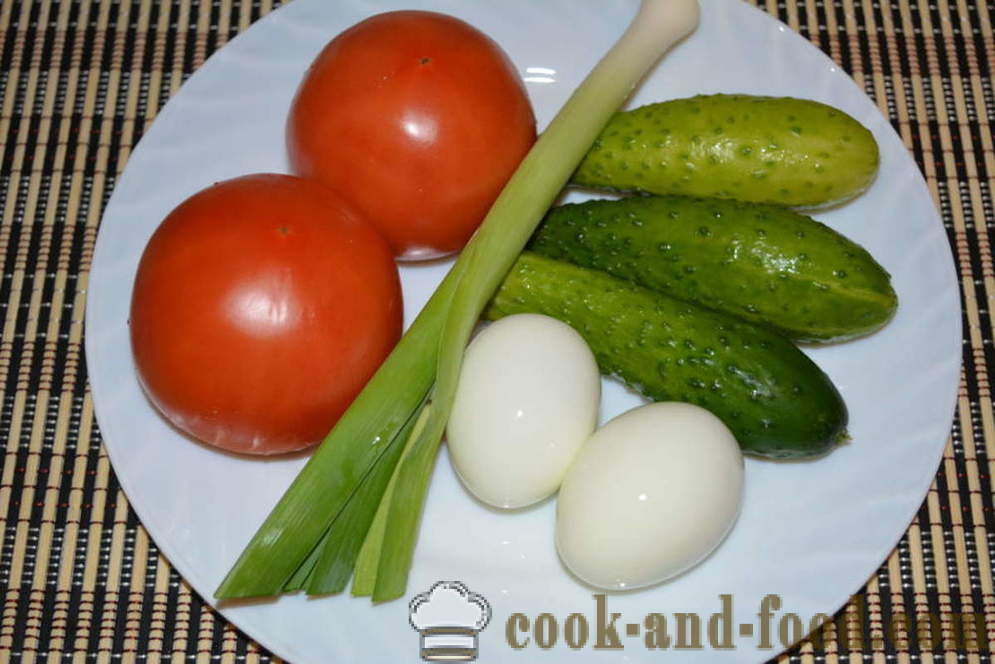 Jednoduchý šalát z čerstvej uhorky a paradajky s vajíčkom a pórom - ako variť zeleninový šalát s majonézou, krok za krokom recept fotografiách