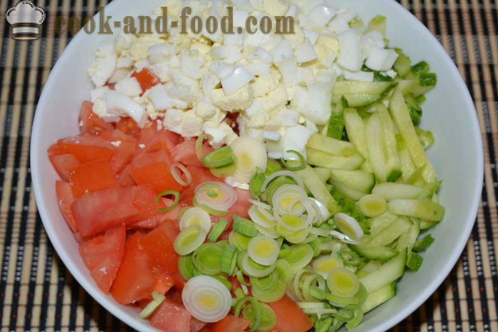 Jednoduchý šalát z čerstvej uhorky a paradajky s vajíčkom a pórom - ako variť zeleninový šalát s majonézou, krok za krokom recept fotografiách