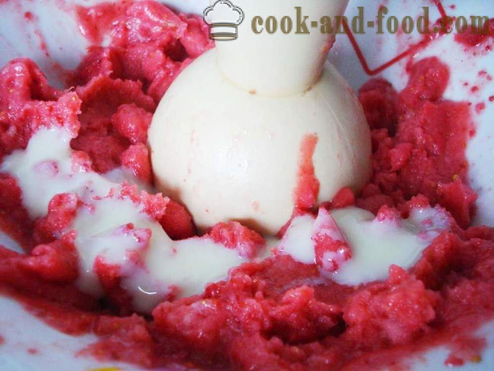Krémová jahodová zmrzlina z mrazeného ovocia a kondenzované mlieko - ako robiť rýchle domáce zmrzlina s jahodami, krok za krokom recept fotografiách