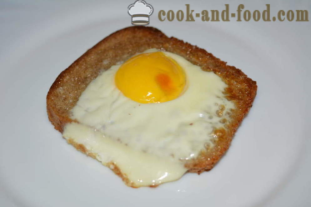 Tmavý chlieb toasty s vajíčkom - ako variť prípitok čierneho chleba v peci, s krok za krokom recept fotografiách