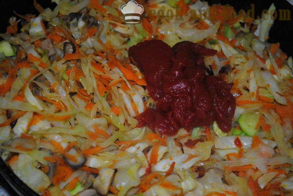 Dusené kapusta s hubami a paradajkovým pretlakom v panve - ako variť lahodné dusené kapustu, krok za krokom recept fotografiách