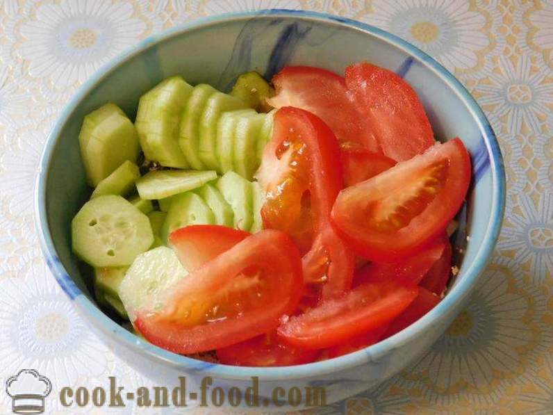 Roľník šalát so syrom, uhoriek a paradajok na obed či večeru - Ako pripraviť zeleninový šalát so syrom recept s fotografiou