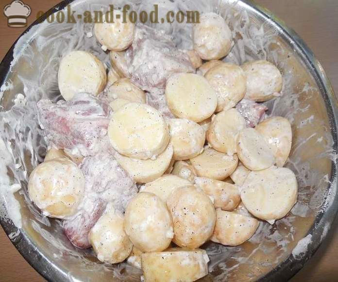 Lahodné nové zemiaky pečené v rúre s mäsom - ako lahodné pečené nové zemiaky v diere, recept s fotografiami, krok za krokom