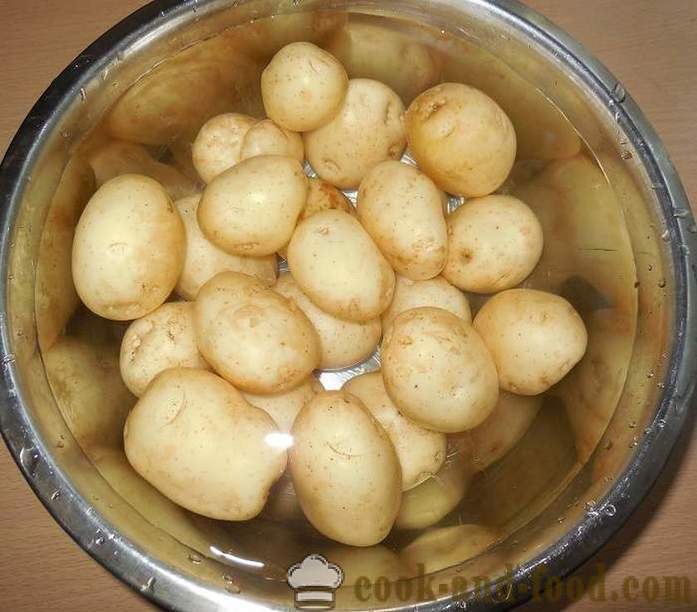 Lahodné nové zemiaky v kyslou smotanou s kôprom a cesnakom - ako variť lahodný nové zemiaky, jednoduchý recept s fotografiou