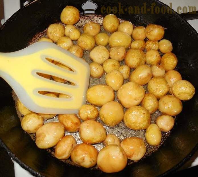 Malé nové zemiaky pečené celok na panvici s cesnakom a kôprom - ako sa čistí a varí malé nové zemiaky, recept s fotografiou