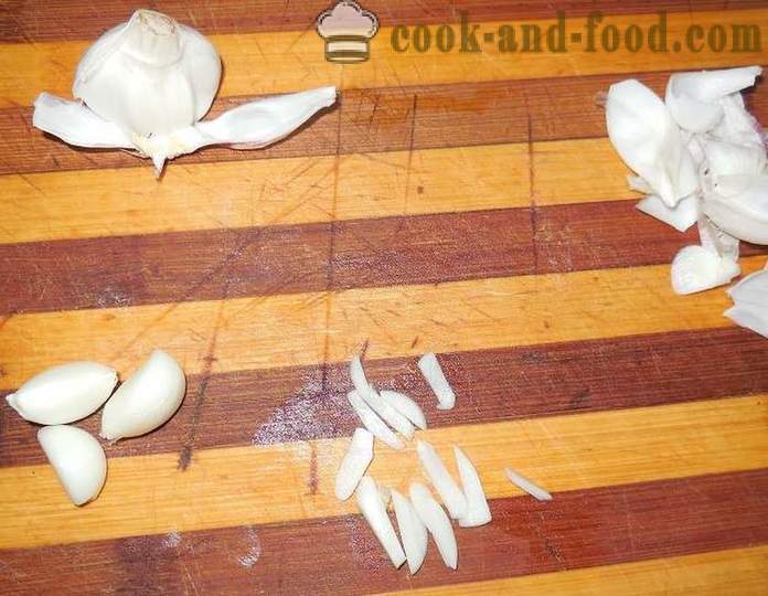 Malé nové zemiaky pečené celok na panvici s cesnakom a kôprom - ako sa čistí a varí malé nové zemiaky, recept s fotografiou