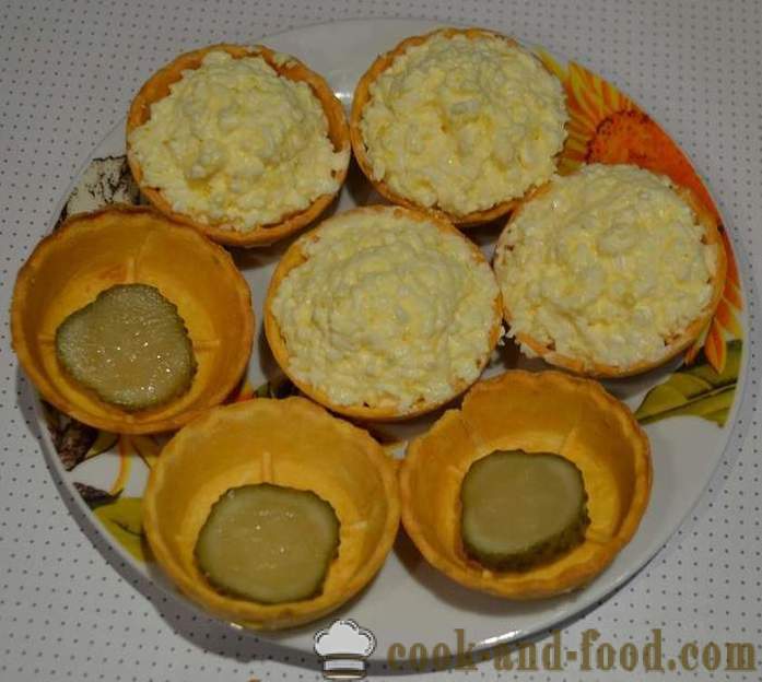 Lahodné dovolenku tartlets so syrom a vajíčkami - jednoduchý recept na vyplnenie a krásne zdobené občerstvenia tartlet s fotkou
