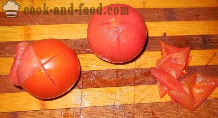 Rýchle solené paradajky s cesnakom a bylinkami v panvici - recept na nakladaný paradajok, s fotkami