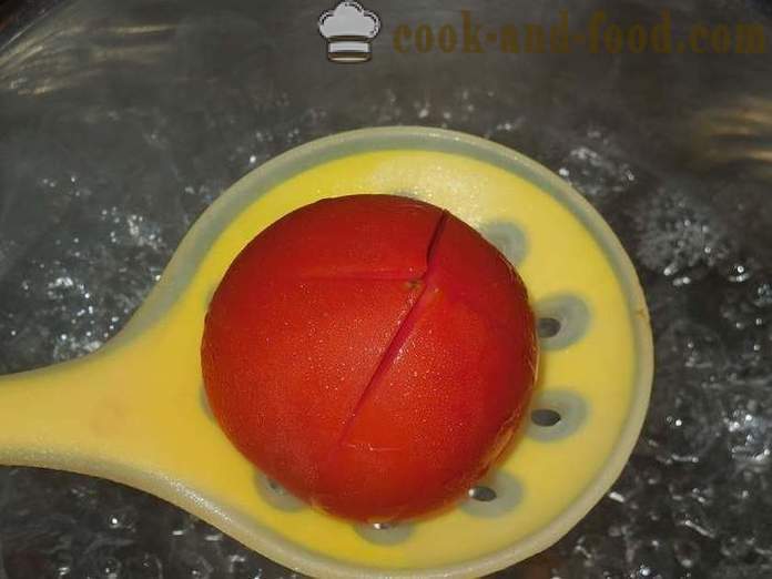 Rýchle solené paradajky s cesnakom a bylinkami v panvici - recept na nakladaný paradajok, s fotkami