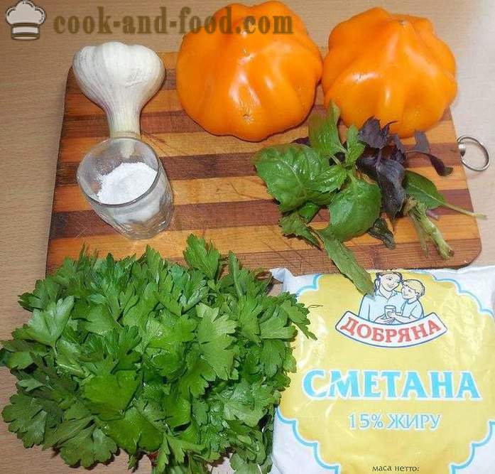 Jednoduchý a lahodný šalát z čerstvých paradajok s kyslou smotanou, cesnakom a bazalkou - ako variť paradajkový šalát - recept s fotografiami - krok za krokom