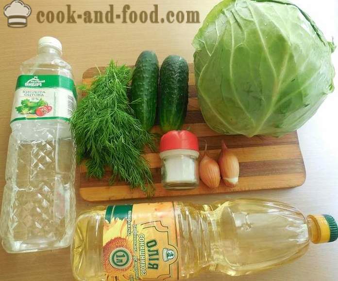 Lahodný šalát z mladého kapusta a uhorky s octom a slnečnicový olej - krok za krokom recept fotografiách