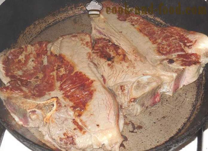 Chutné a šťavnaté hovädzí steak alebo bravčové Ti Bon - varenie plné pečeného mäsa - krok za krokom recept fotografiách