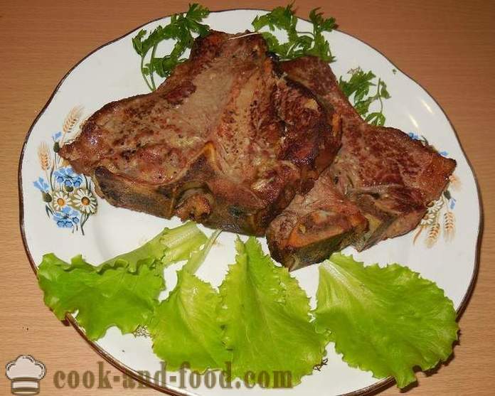 Chutné a šťavnaté hovädzí steak alebo bravčové Ti Bon - varenie plné pečeného mäsa - krok za krokom recept fotografiách