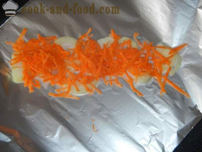 Pollack chutné pečený s cibuľou a mrkvou - ako variť Pollack v rúre - krok za krokom recept fotografiách